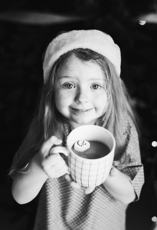 Little girl enjoying a mug of hot chocolate - Nohat - Free for designer